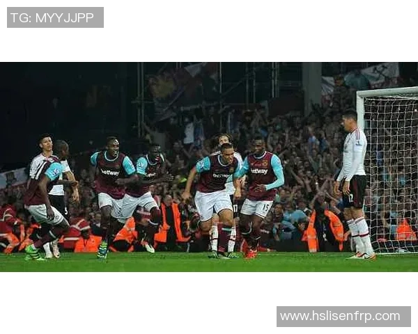 曼联主场大获胜利,成功逆转击败热刺,重返英超前四位置 曼联主场大获胜利,成功逆转击败热刺,重返英超前四位置